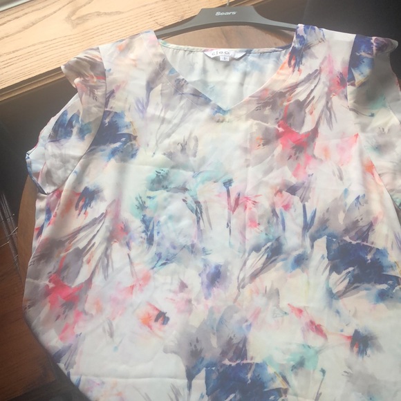 Women’s Lg Cleo blouse. Flattering Vibrant Pattern - Picture 5 of 5